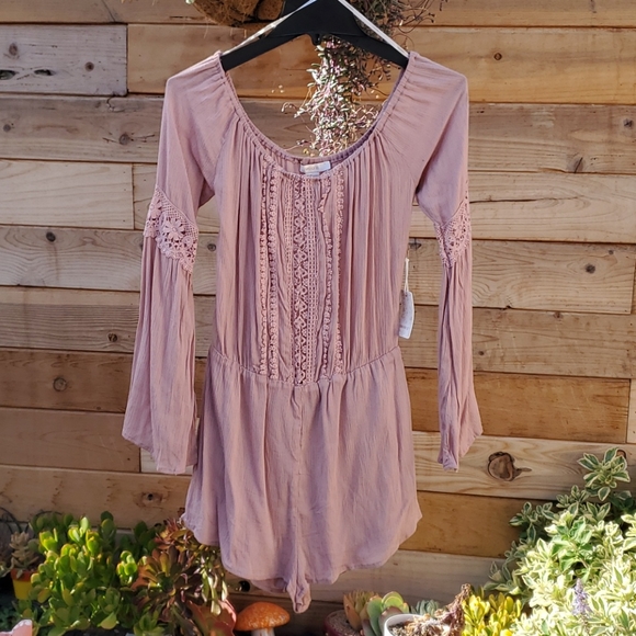 🌟NWT🌟 Forever 21 Crochet Panel Off-Shoulder Romper Long Sleeves Medium Blush - Picture 4 of 8